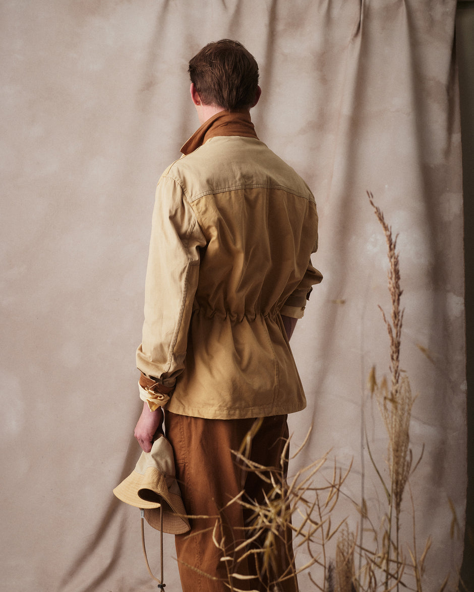 Rovi Lucca FW24 Herbarium – garden blazer in beige cotton drill with contrasting putty and tobacco details, utility pockets, and drawstring waist, paired with garden pants in tobacco cotton drill with utility pockets, knee patch, button/zip closure, and drawstring waist, and a bucket hat in beige, putty, and tobacco cotton drill with adjustable drawstring
