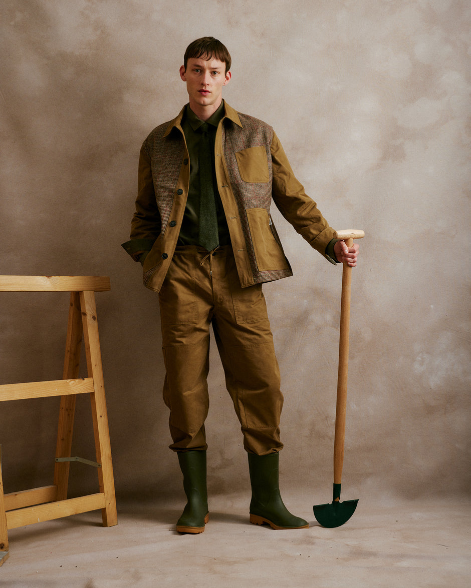 Rovi Lucca FW24 Orto Botanico – Drab and Lovat garden jacket crafted from 100% cotton twill and Shetland wool, paired with Drab 100% cotton twill garden pants. Long-sleeve garden shirt in 100% cotton flannel in Lovat with a contrasting Shetland wool pocket, finished with a Shetland wool neck tie.