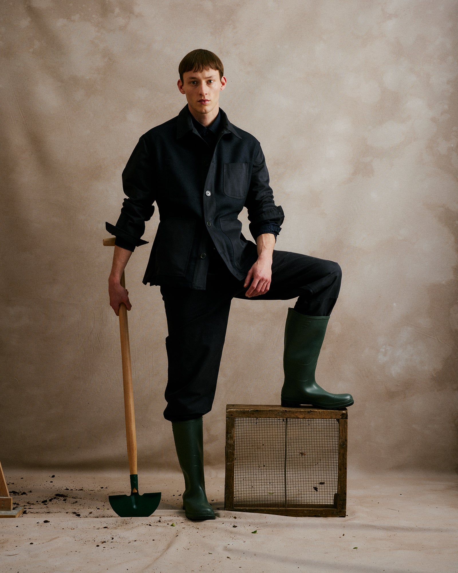 Rovi Lucca FW24 Orto Botanico – Navy unlined Garden Jacket in cotton-elastane twill with Shetland wool, paired with navy Garden Pants in cotton-elastane twill.