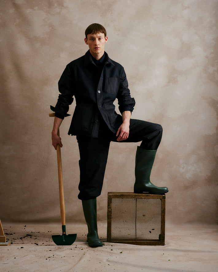 Rovi Lucca FW24 Orto Botanico – Navy unlined Garden Jacket in cotton-elastane twill with Shetland wool, paired with navy Garden Pants in cotton-elastane twill.