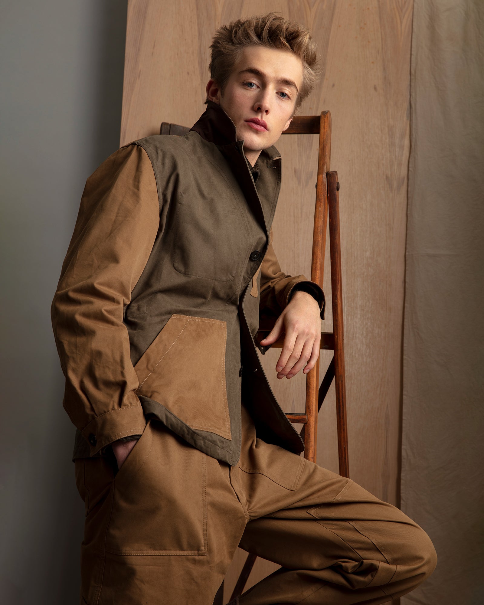 Rovi Lucca FW25 Castagneto – unlined patch blazer in Lovat, drab, and dark brown cotton drill with contrasting details, utility pockets, and drawstring waist, paired with a garden shirt in olive cotton velvet corduroy with cotton twill patch pocket, and drab cotton drill pants with utility pockets, button and zip closure, and drawstring waist.